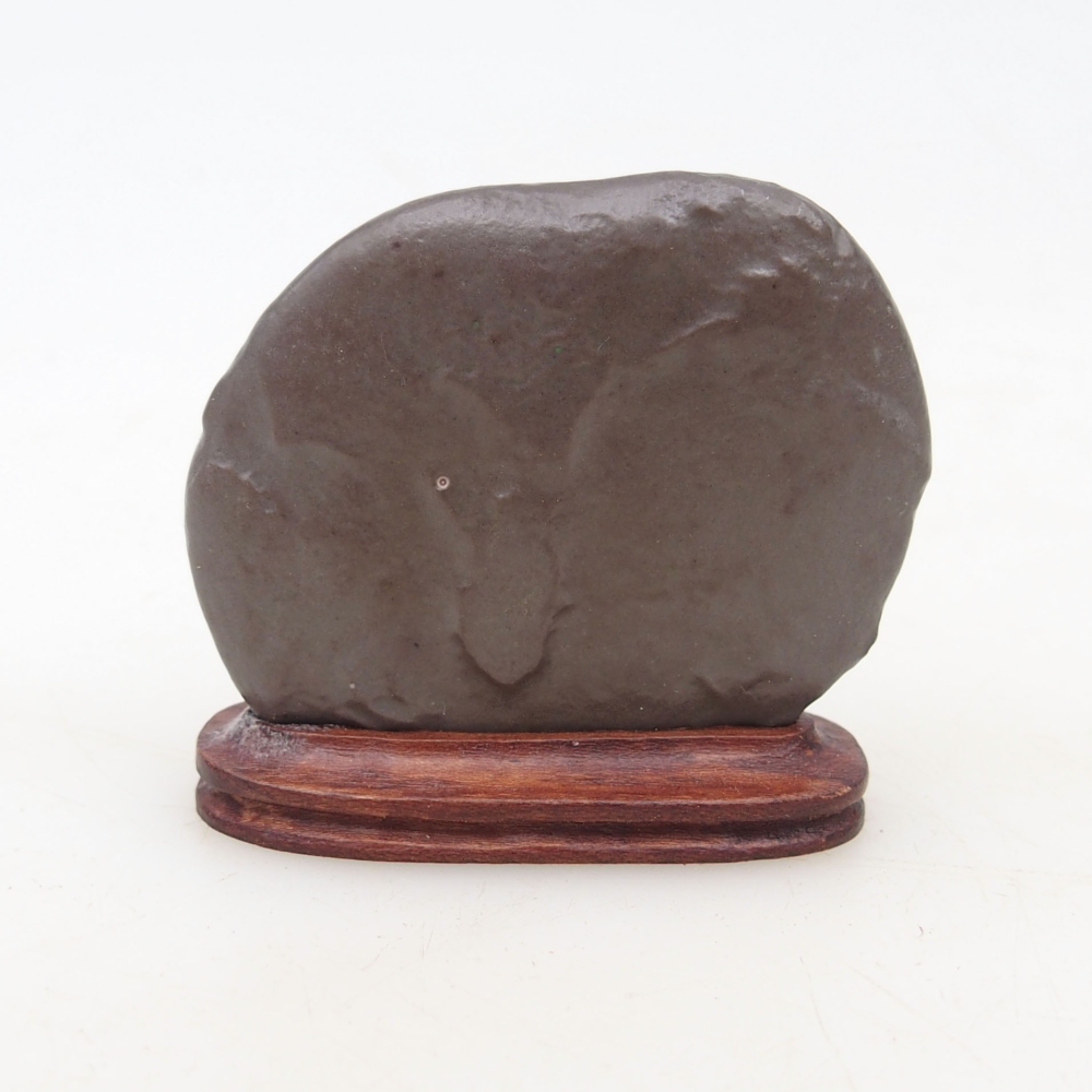 Suiseki - Steen met DAI (houten basis)