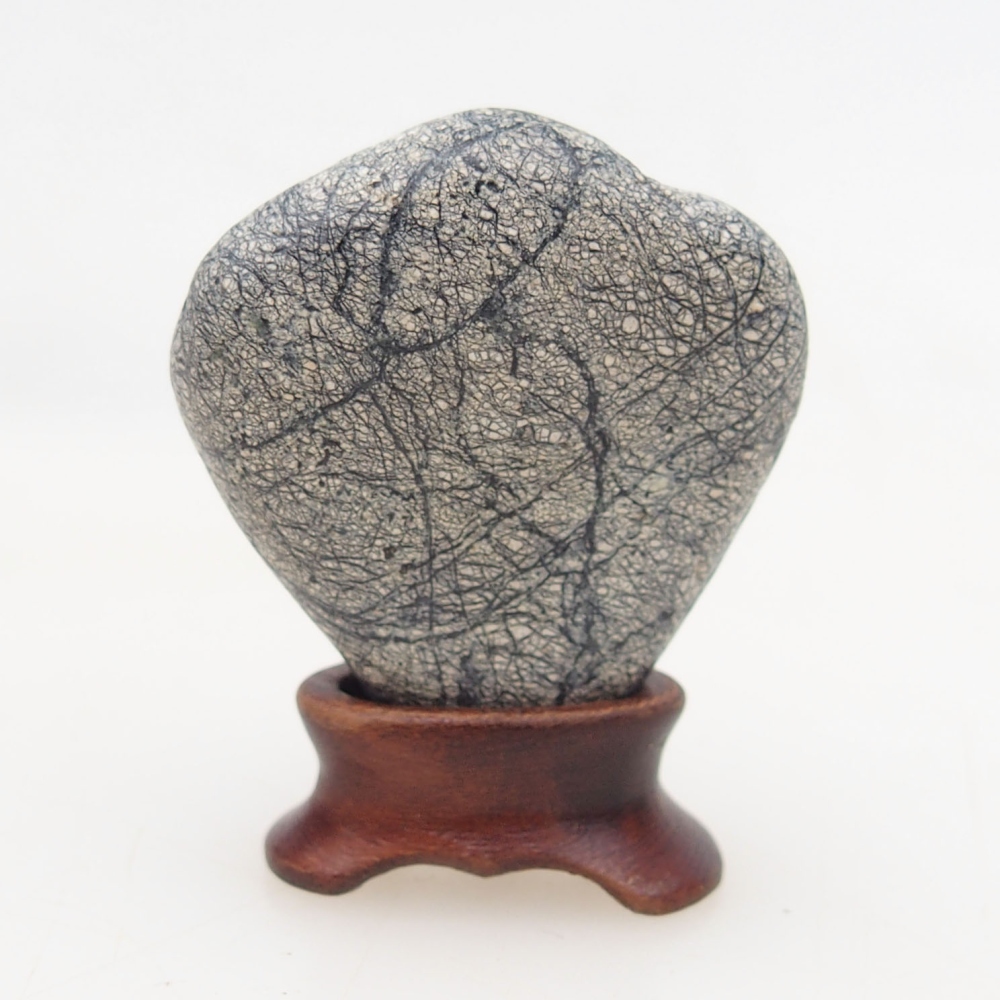 Suiseki - Steen met DAI (houten basis)