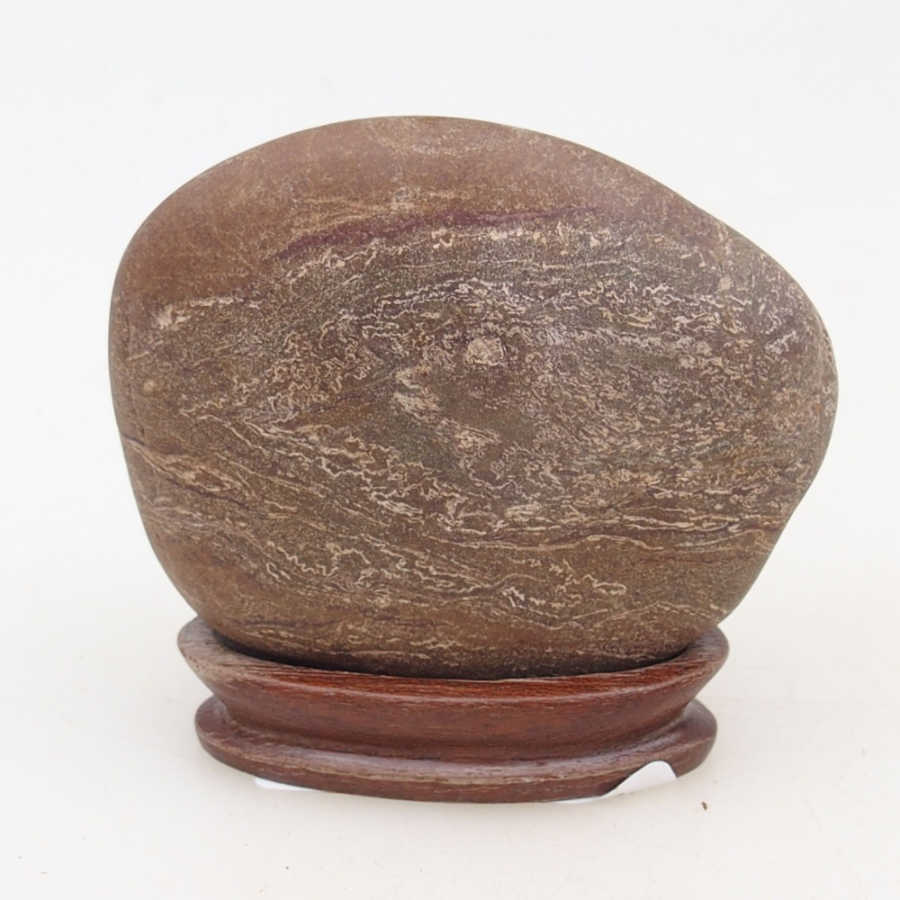 Suiseki - Steen met DAI (houten basis)