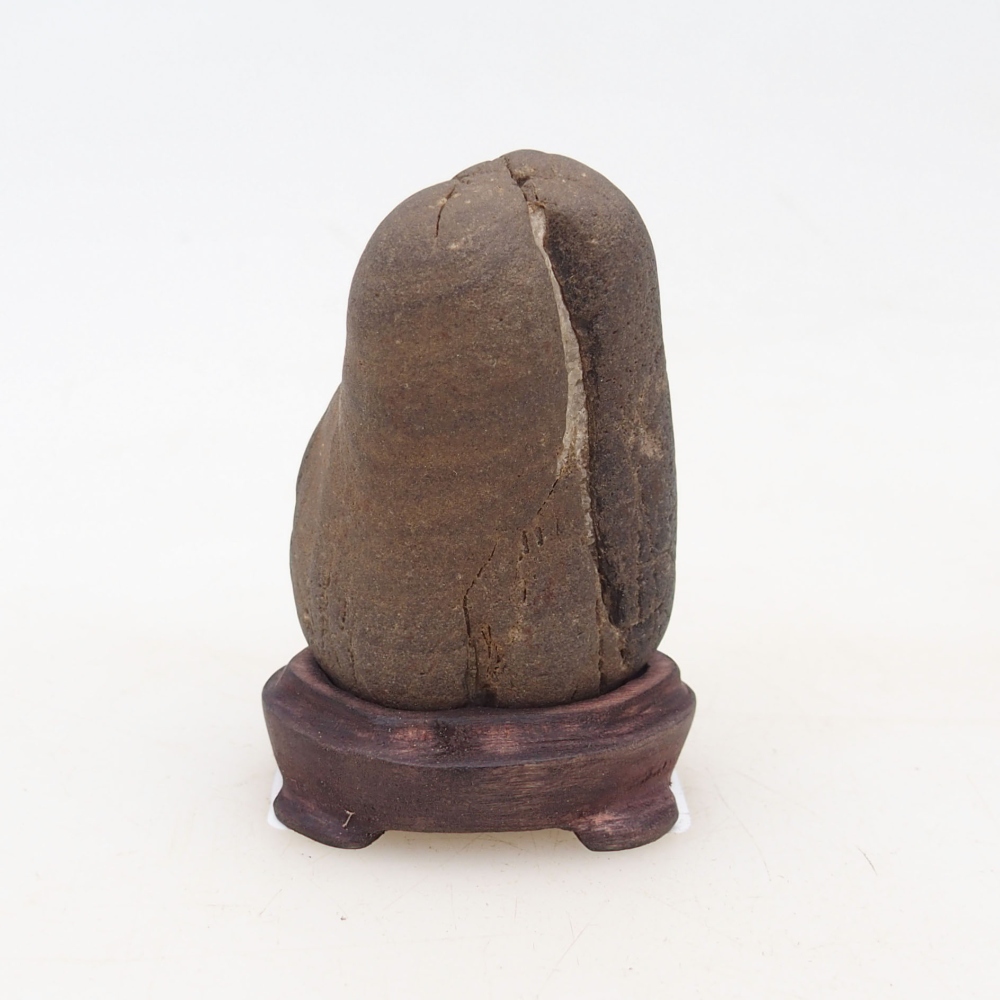 Suiseki - Steen met DAI (houten basis)