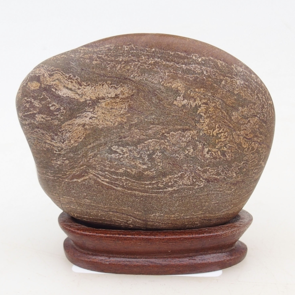 Suiseki - Steen met DAI (houten basis)